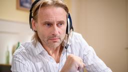 Michael (Erich Altenkopf) gerät durch einen Anruf von Natascha, während seiner Radiosendung, in eine unangenehme Situation.