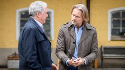 Michael (Erich Altenkopf) gesteht André (Joachim Lätsch), dass er sich Sorgen um Natascha macht, die trotz Krankheit nach Cannes abgereist ist.
