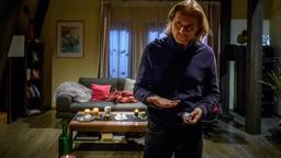 Michael (Erich Altenkopf) greift erneut zu Tabletten, um schlafen zu können.