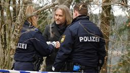 Michael (Erich Altenkopf) hofft, dass die Polizei Ariane und Carolin auf der Spur ist (mit Komparsen).