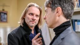 Michael (Erich Altenkopf) ist ausser sich, als Robert (Lorenzo Patané) ihm erklärt, dass seine Praxis ab sofort geschlossen ist.