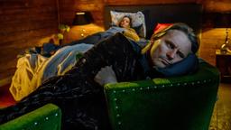 Michael (Erich Altenkopf) ist enttäuscht, dass er nicht bei Natascha (Melanie Wiegmann) im Bett schlafen darf.