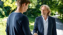 Michael (Erich Altenkopf) ist erleichtert, als Paul (Sandro Kirtzel) ihn um Verzeihung bittet.