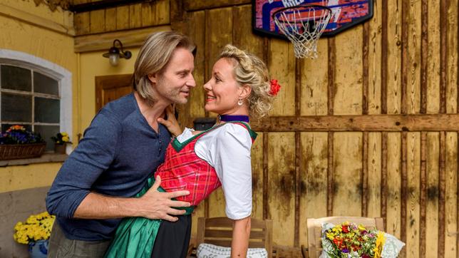 Michael (Erich Altenkopf) ist sich sicher, dass Natascha (Melanie Wiegmann) zur schönsten Bäuerin Oberbayerns gewählt wird.
