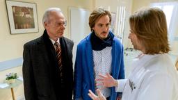 Michael (Erich Altenkopf) klärt William (Alexander Milz) und Werner (Dirk Galuba) über Susans Gesundheitszustand auf.