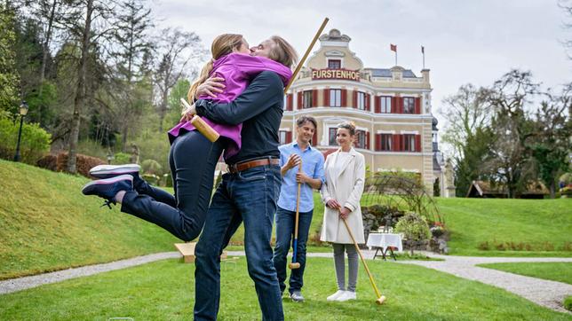 Michael (Erich Altenkopf), Rosalie (Natalie Alison), Robert (Lorenzo Patané) und Cornelia (Deborah Müller) haben Spaß beim Krocketspiel im Park des Fürstenhof.