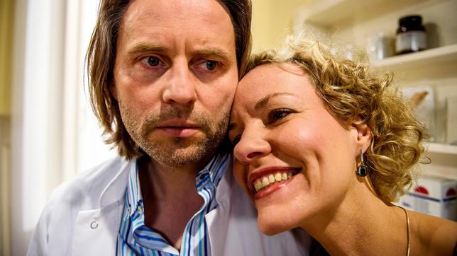 Bild: ARD/Christof Arnold Michael (Erich Altenkopf) teilt Nataschas (Melanie Wiegmann.) Optimismus nur bedingt.