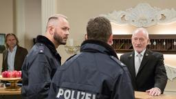 Michael (Erich Altenkopf.) und Alfons (Sepp Schauer) sind alarmiert, als die Polizei (Komparsen) am "Fürstenhof" auftaucht.