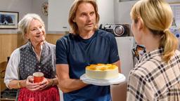 Michael (Erich Altenkopf) und Hildegard (Antje Hagen) staunen über die Torte, die Amelie (Julia Gruber) Michael als Dankeschön gebacken hat.