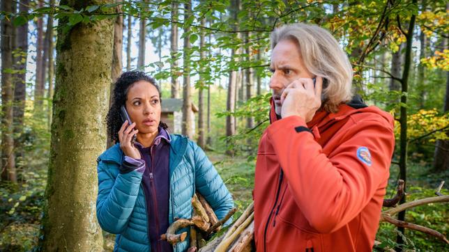 Bild: ARD/WDR/Christof Arnold Michael (Erich Altenkopf) und Nicole (Dionne Wudu) erfahren unwohl von dem geflohenen Häftling.
