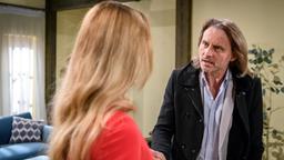 Michael (Erich Altenkopf) verlangt, dass Rosalie (Natalie Alison) ihren Fehler auch vor André richtig stellt.