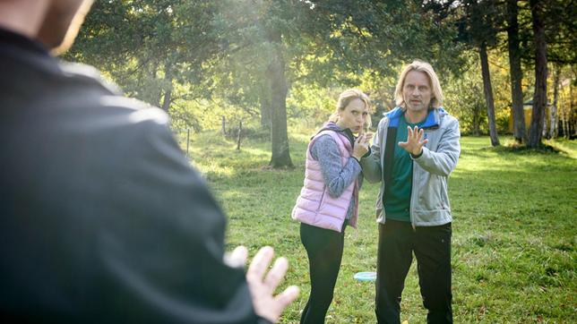 Bild: ARD/Christof Arnold Michael (Erich Altenkopf) verletzt sich beim Frisbeespielen mit Henning (Matthias Zera) und Rosalie (Natalie Alison) an der Hand.