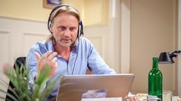 Michael (Erich Altenkopf) verliert bei seiner Radiosprechstunde die Beherrschung, als Margit ihn schon wieder anruft.