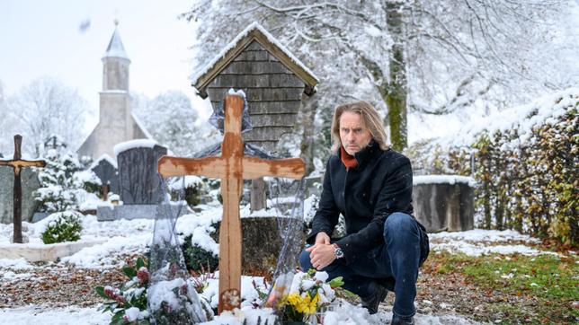 Bild: ARD/Christof Arnold Michael (Erich Altenkopf) verspricht Romy aufgewühlt, dass er ihren Mörder finden wird.
