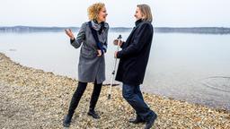 Michael (Erich Altenkopf) versucht alles, um Nataschas (Melanie Wiegmann) Stimmung aufzuhellen.