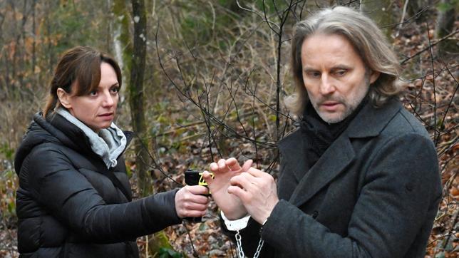 Michael (Erich Altenkopf) versucht Ariane (Viola Wedekind) zum Aufgeben zu bewegen.