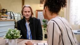 Michael (Erich Altenkopf) weicht aus, als Nicole (Dionne Wudu) ihm Fragen über Robert stellt.
