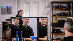 Miro (Pablo Sprungala, mit Yeliz Simsek, h.) befürchtet humorvoll, dass er mit der elterlichen Verantwortung alleine dasteht.