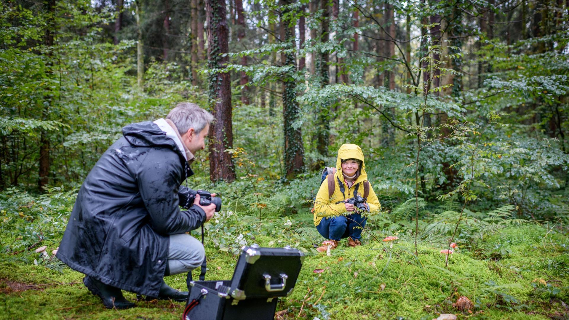 Miro (Pablo Sprungala) findet Charly (Natalie Kim Lehmann) – die den perfekten Pilz gefunden hat.