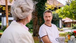 Miro (Pablo Sprungala, r., mit Antje Hagen) sucht seine Haltung zu Gretas Schwangerschaft.