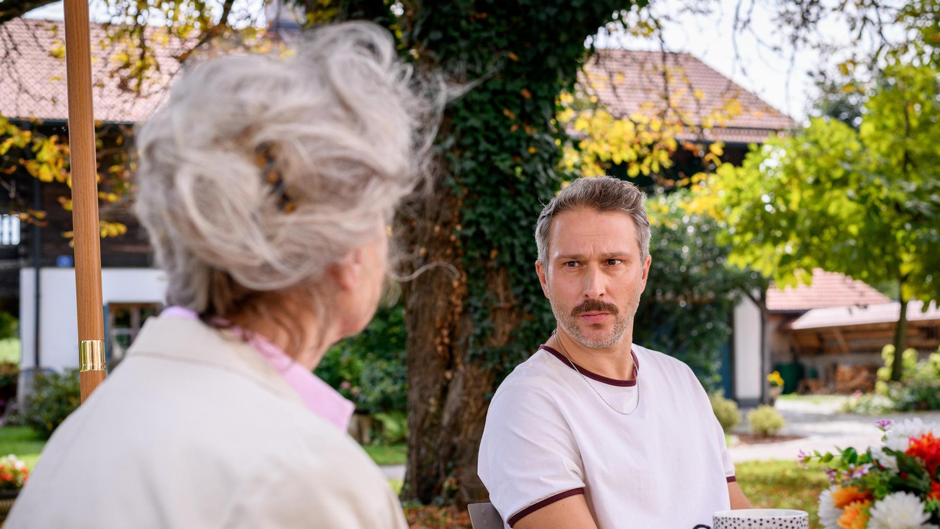 Miro (Pablo Sprungala, r., mit Antje Hagen) sucht seine Haltung zu Gretas Schwangerschaft.