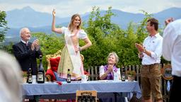 Mit dem Einzug der Bierkönigin Jessica (Isabell Ege) eröffnen Alfons (Sepp Schauer) und Hildegard (Antje Hagen) offiziell die Wahl zum Bierprinzen (mit Komparse).