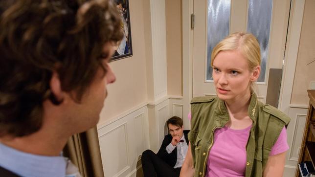 Bild: ARD/Christof Arnold Nach dem Angriff von Sebastian (Kai Albrecht) auf David (Michael N. Kühl), stellt sich Luisa (Magdalena Steinlein) auf Davids Seite.