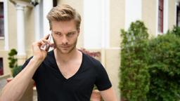 Nach einem verbalen Schlagabtausch mit Michael, ruft Sam (Felix Maximilian) Natascha an.