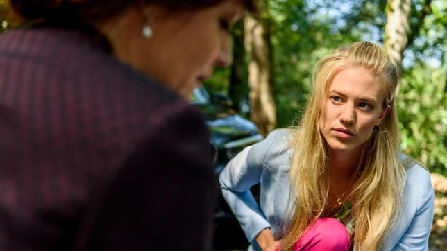 Bild: ARD/Christof Arnold Nach Tinas Unfall: Alicia (Larissa Marolt) leistet Erste Hilfe bei Tina und versucht, Susan (Marion Mitterhammer) zu beruhigen.