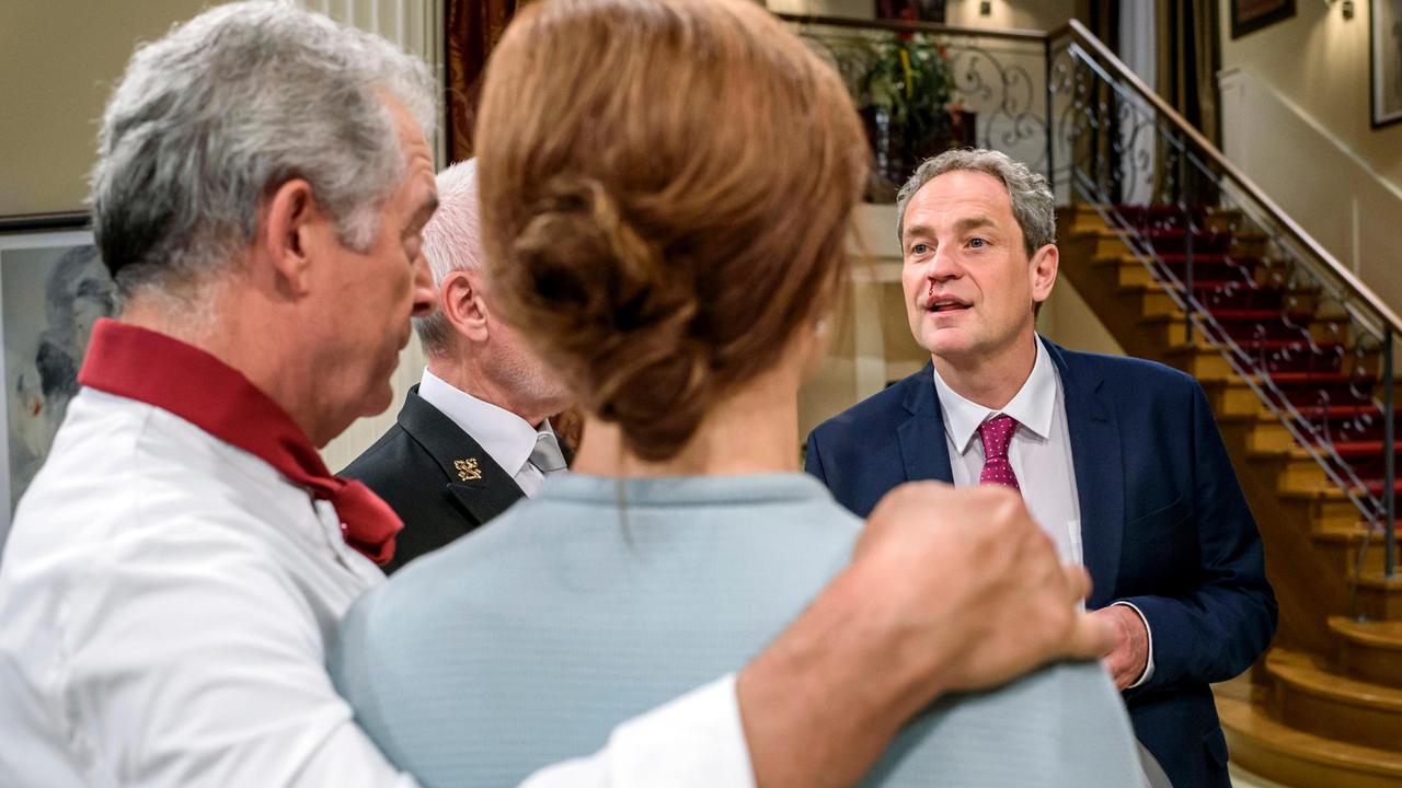 Nachdem André (Joachim Lätsch) Lance (Stefan Zimmermann) einen Faustschlag verpasst hat, eröffnet dieser ihm vor Alfons (Sepp Schauer) und Susan (Marion Mitterhammer), dass er keinen Stern bekommt.