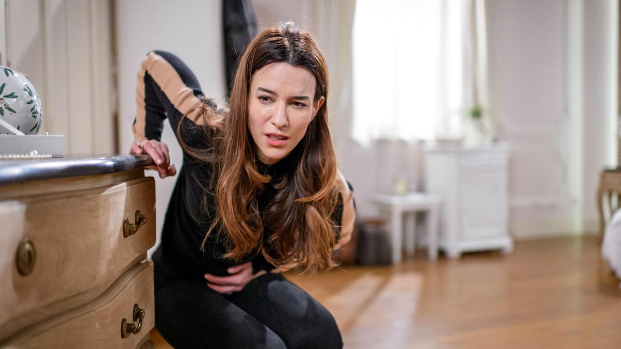 Nadja (Anna Lena Class) verspürt ein starkes Ziehen im Bauch.