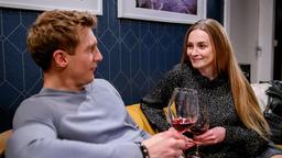 Natalie (Teresa Klamert) fühlt sich in Vincents (Martin Walde) Nähe zunehmend wohl.