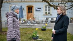 Natascha (Melanie Wiegmann) bittet Michael (Erich Altenkopf) darum, in Bichlheim zu bleiben.