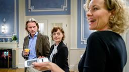 Natascha (Melanie Wiegmann) fordert Michael (Erich Altenkopf) arglos auf, mit Xenia (Elke Winkens) zu tanzen.