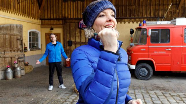 Bild: ARD/Bojan Ritan Natascha (Melanie Wiegmann) möchte für den Werbespot-Dreh abnehmen und Michael (Erich Altenkopf, h.) hat versprochen mitzumachen.