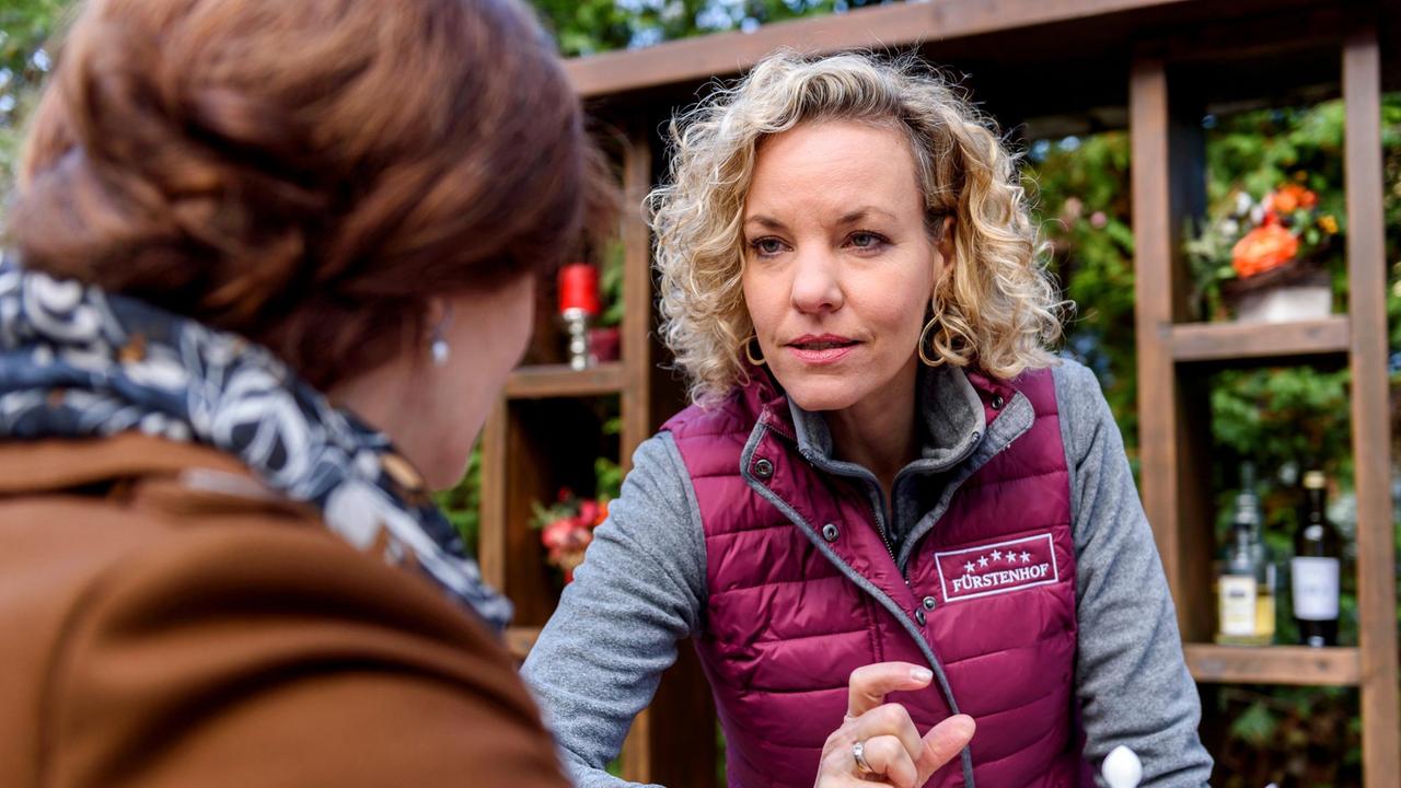 Natascha (Melanie Wiegmann) rät Susan (Marion Mitterhammer), ihre gemeinsame Nacht mit Werner für sich zu behalten.