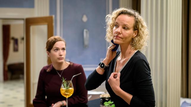 Bild: ARD/Christof Arnold Natascha (Melanie Wiegmann) schildert Eva (Uta Kargel) ihre Symptome.
