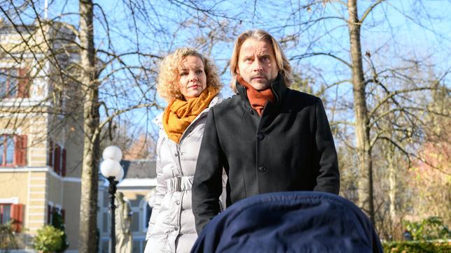 Bild: ARD/Christof Arnold Natascha (Melanie Wiegmann) und Michael (Erich Altenkopf) beschließen, einen großen Schritt zu wagen.