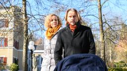Natascha (Melanie Wiegmann) und Michael (Erich Altenkopf) beschließen, einen großen Schritt zu wagen.