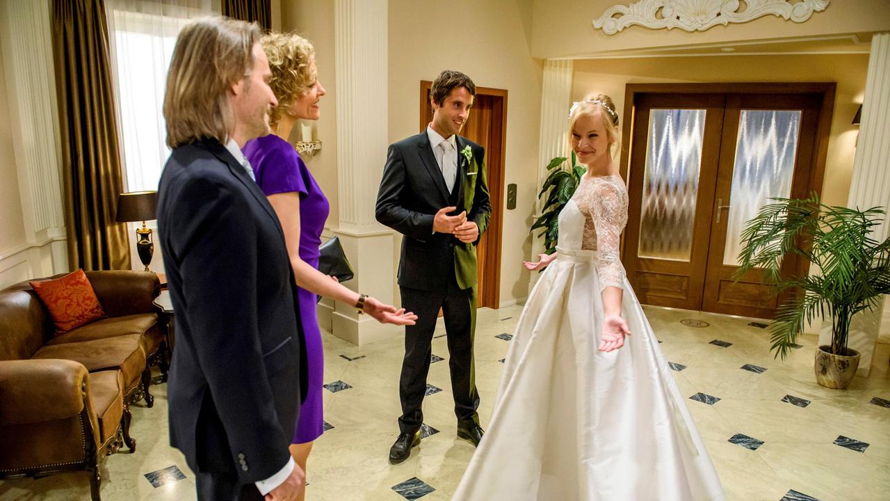 Natascha (Melanie Wiegmann) e Michael (Erich Altenkopf) ammirano la presenza dello sposo felice Sebastian (Kai Albrecht) l'abito da sposa di Luisa (Magdalena Steinlein).