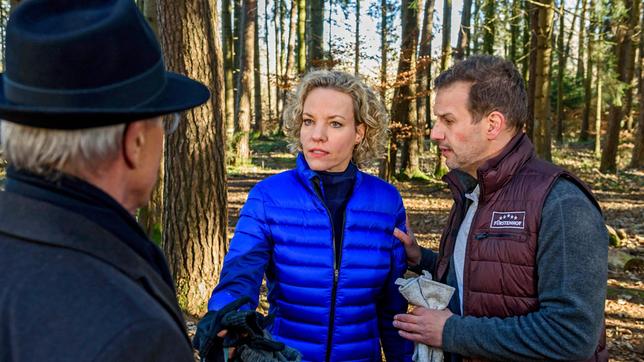 Bild: ARD/Christof Arnold Natascha (Melanie Wiegmann) und Nils (Florian Stadler) versuchen Werner (Dirk Galuba) zu überreden, ihre Affäre geheim zu halten.