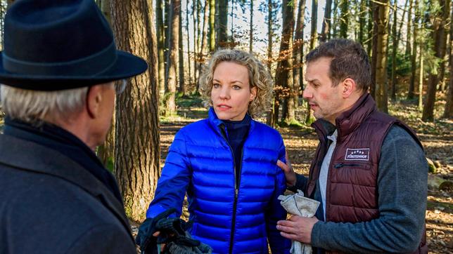 Natascha (Melanie Wiegmann) und Nils (Florian Stadler) versuchen Werner (Dirk Galuba) zu überreden, ihre Affäre geheim zu halten.