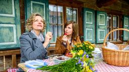 Natascha (Melanie Wiegmann) versichert Melli (Bojana Golenac), dass sie über die gemeinsame Nacht von Michael und Friederike hinwegkommen wird.