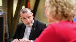 Natascha (Melanie Wiegmann) vertraut sich Pfarrer Rimpel (Christian Buse) an.