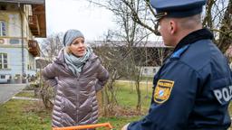 Natascha (Melanie Wiegmann) wird auf dem Weg zu Michael von der Polizei aufgehalten.