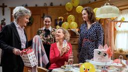Natascha (Melanie Wiegmann) wird von Hildegard (Antje Hagen), Romy (Désirée von Delft) und Tina (Christin Balogh) mit einer Baby-Party überrascht.