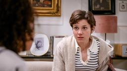 Nicole (Dionne Wudu) bringt Eleni (Dorothée Neff) auf die Idee, dass ihre Übelkeit auch eine andere Ursache haben könnte.