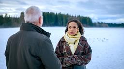 Nicole (Dionne Wudu) muss vor Alfons (Sepp Schauer) verheimlichen, dass sie das verschwundene Shuttle entdeckt hat.