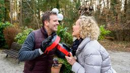 Nils (Florian Stadler) ist einmal mehr von Natascha (Melanie Wiegmann) bezaubert.