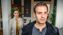 Nils (Florian Stadler) macht Alexandra (Kristina Dörfer) klar, dass Norman sie jetzt mehr als je zuvor braucht.